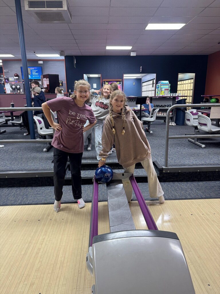 3 girls ready to bowl