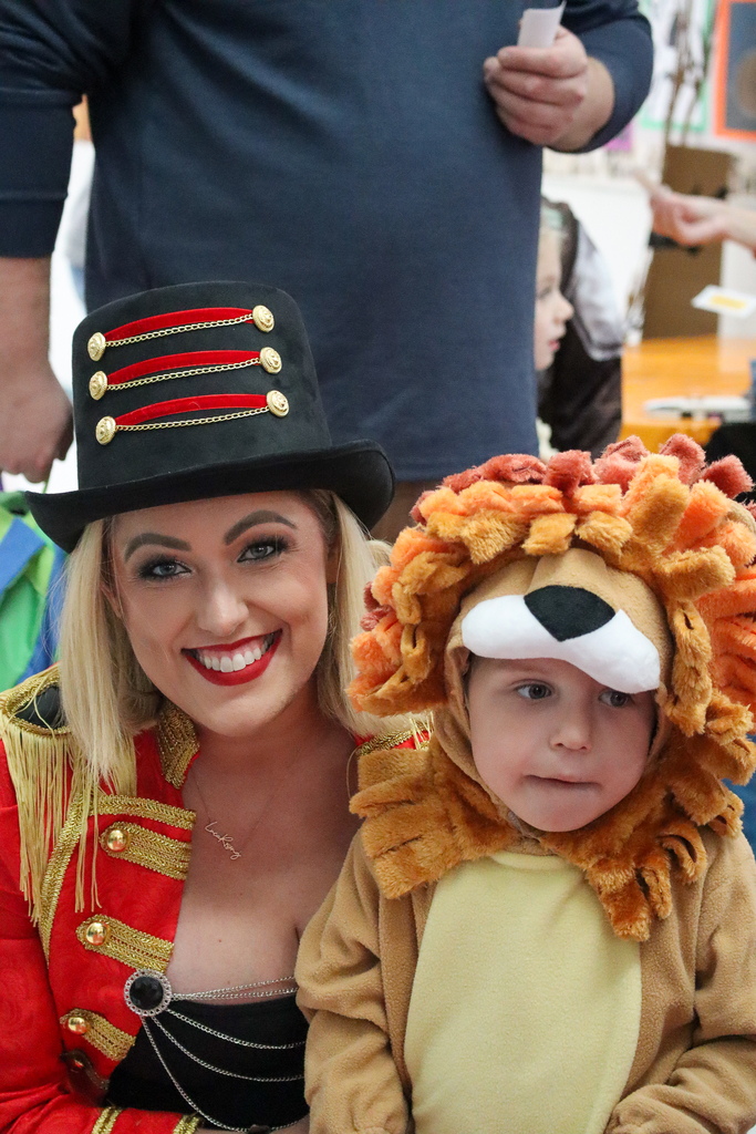 A circus leader dressed with a lion student