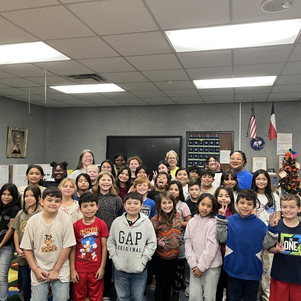 Shoutout to our amazing 4th and 5th graders! 📚🔥
Because they showed up and showed OUT at the Book Fair, they won a well-deserved pizza party! 🍕
Nothing better than books + Bulldogs + pizza!