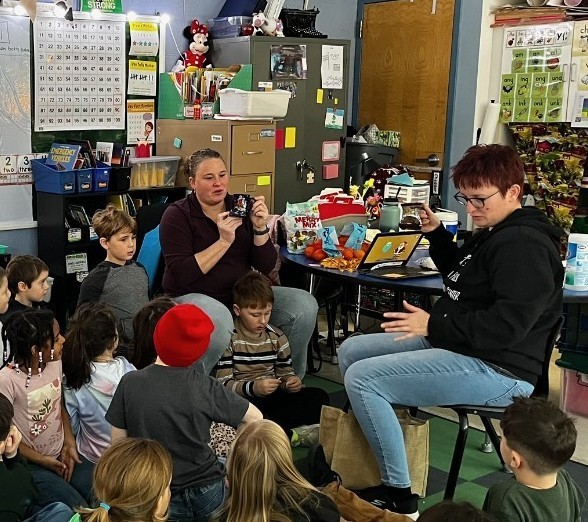 parent volunteer teaching about Germany