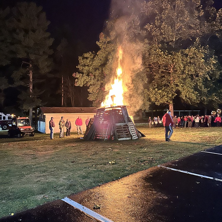 #MinervaPride 🔥 Bonfire and Final Tackle! Go Lions! Beat Carrollton! 🦁