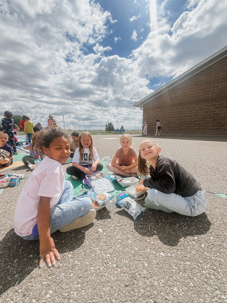 1st graders at lunch 