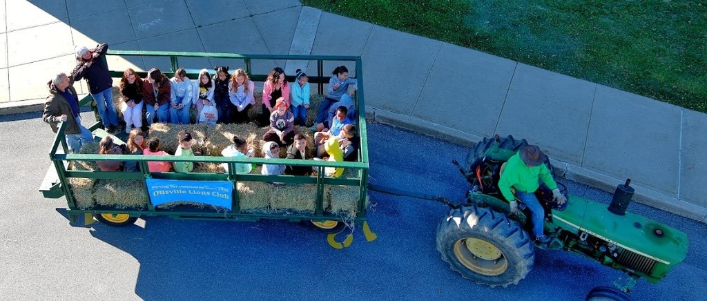 tractor and wagon with students