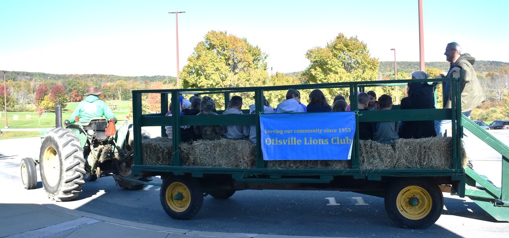 tractor and wagon with students