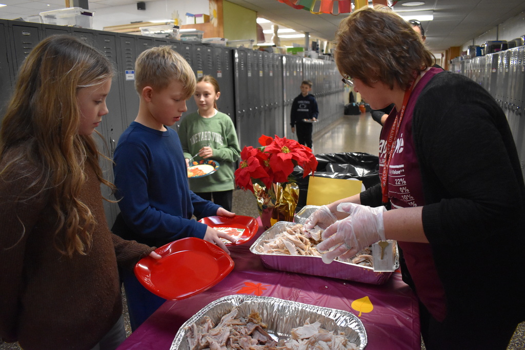 students b eing served