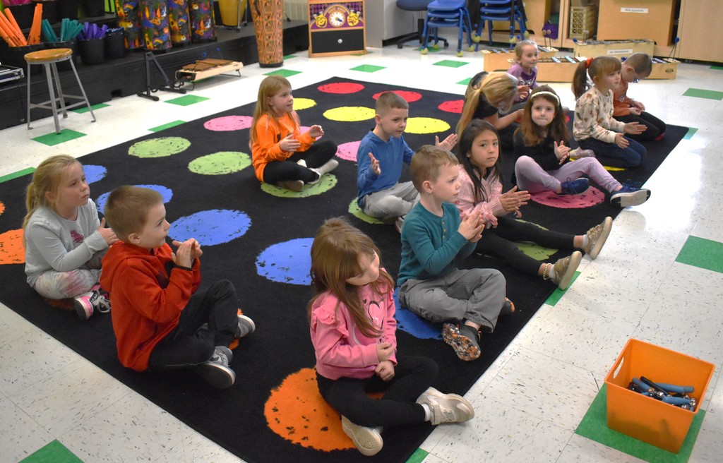 students in music class 