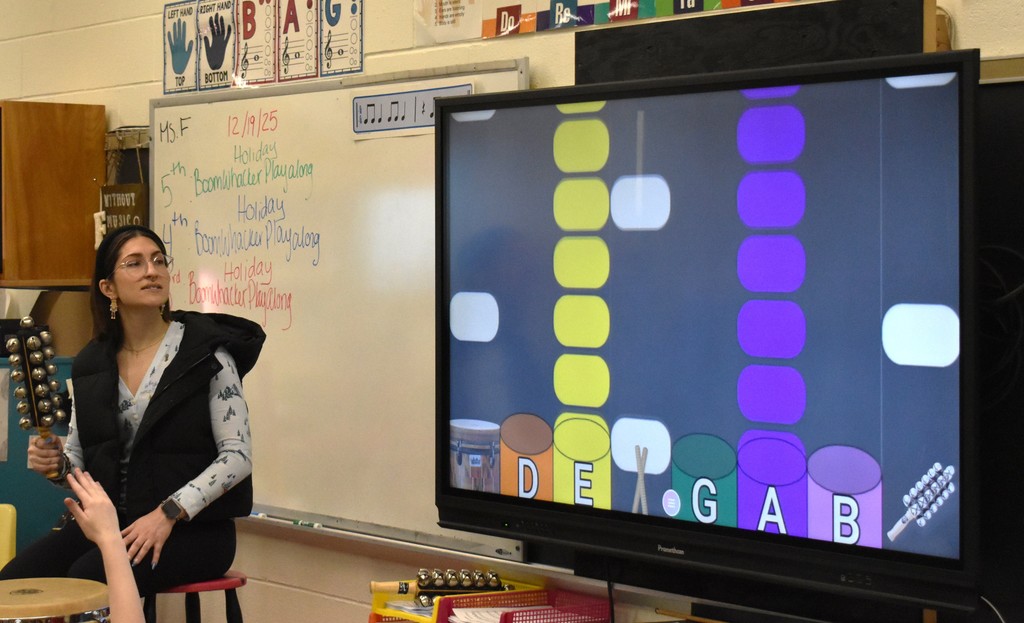 teacherin music class