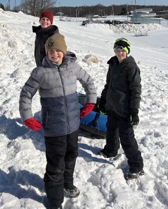 kids snowtubing