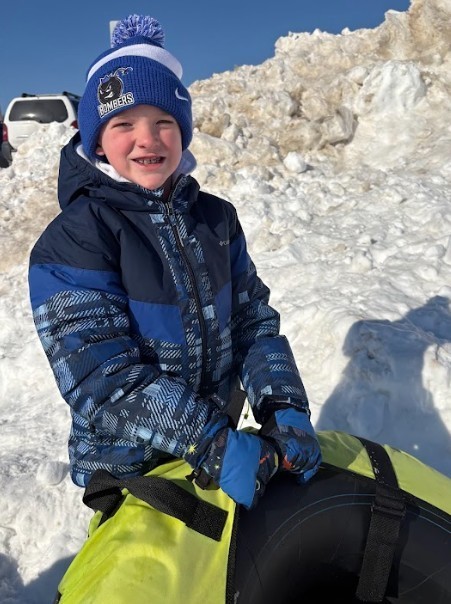 kids snowtubing