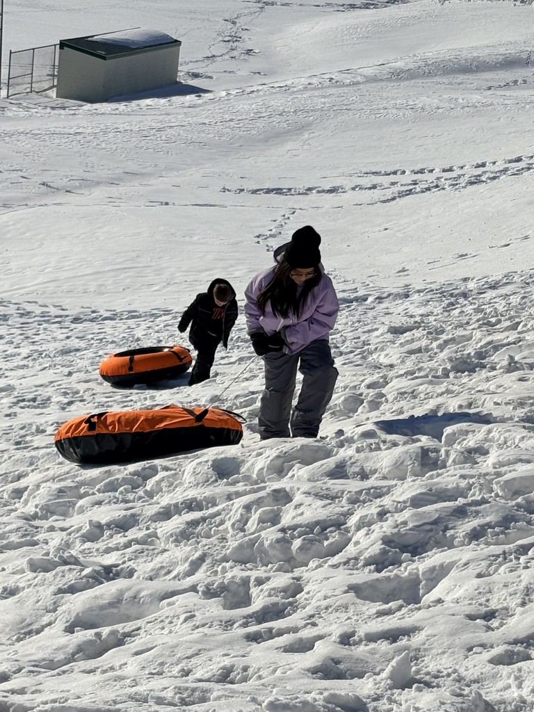 kids snowtubing