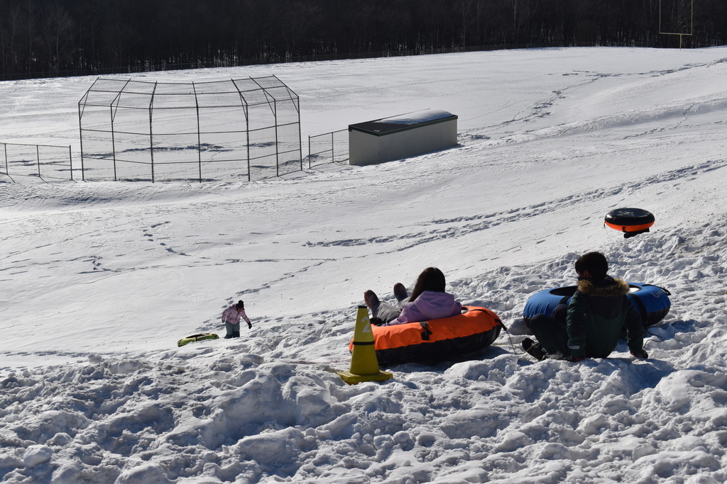 kids snowtubing