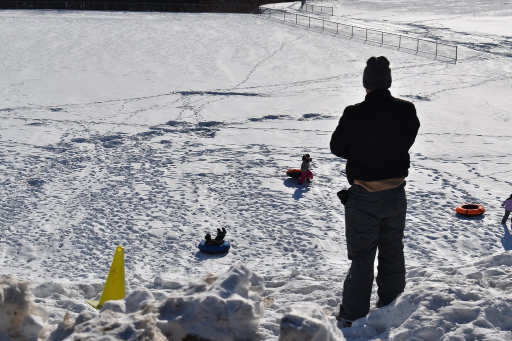 kids snowtubing
