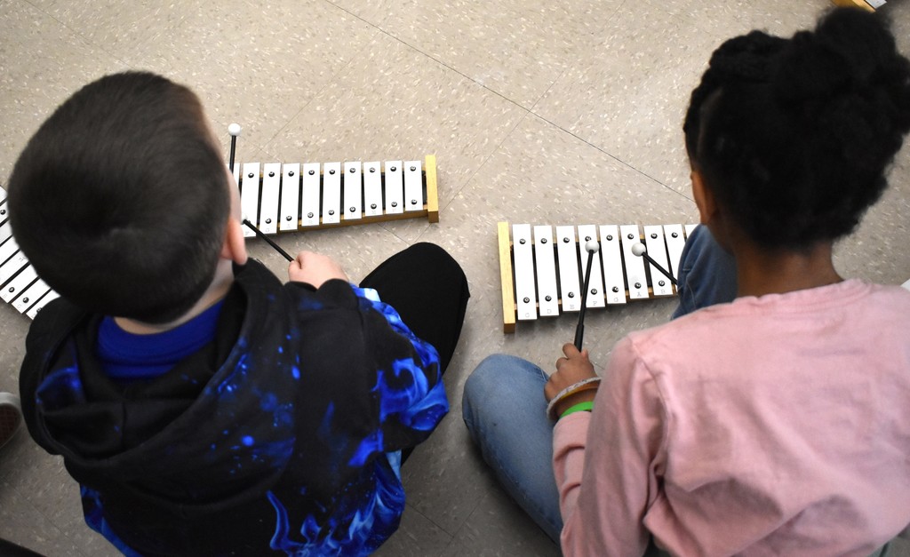 students in music class 