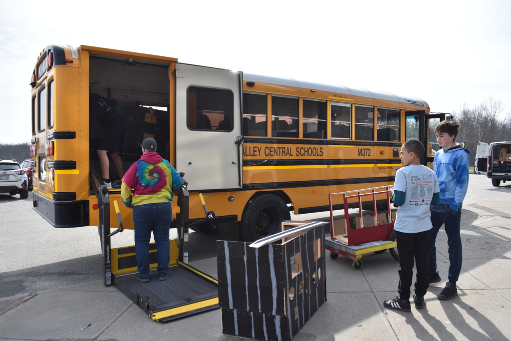 OM team loading up bus