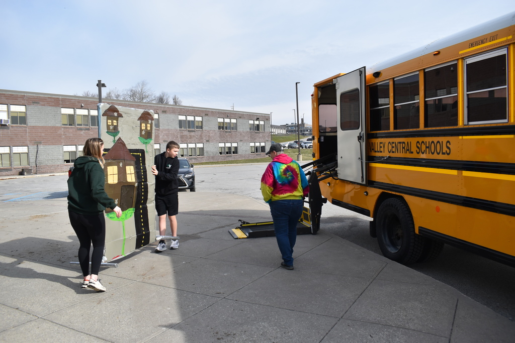 OM team loading up bus