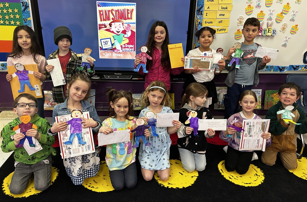 reading students with artwork
