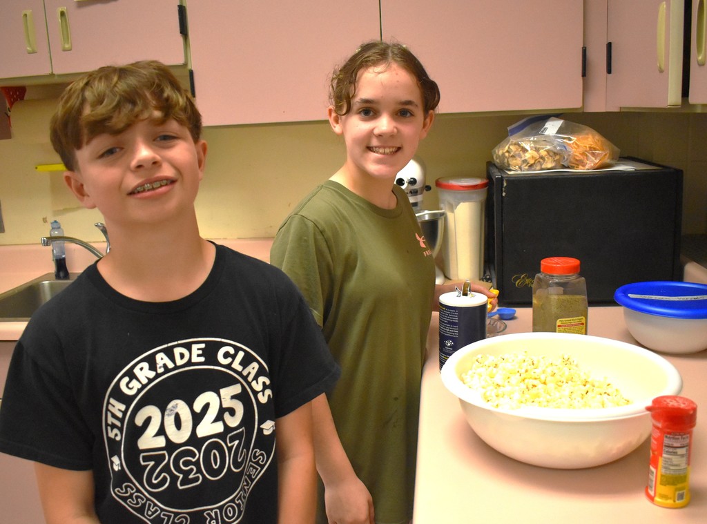 students with popcor,