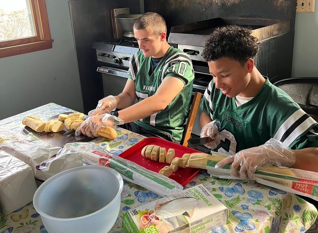 players prepping food