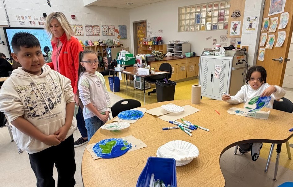 students making Earth art