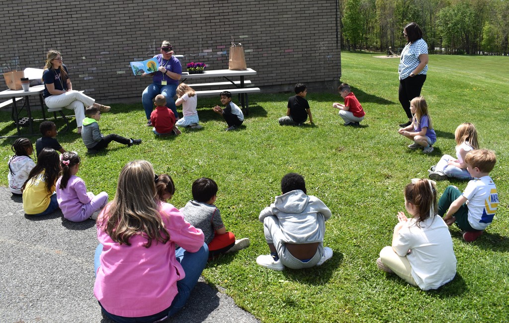 botanist reading to students