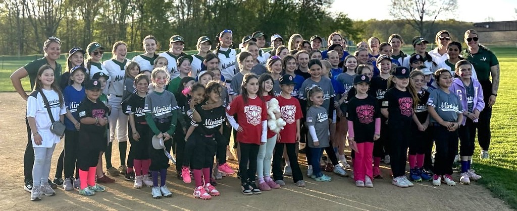 softball players