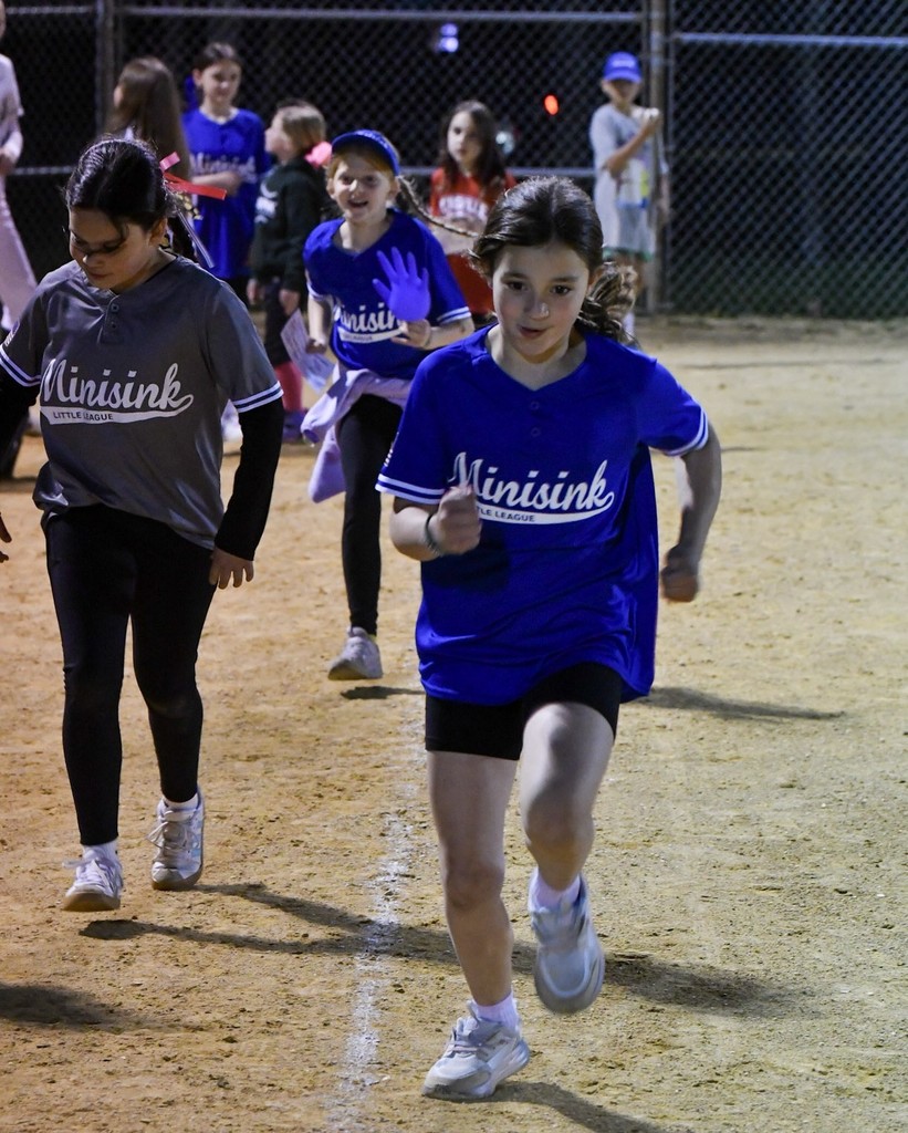 softball players