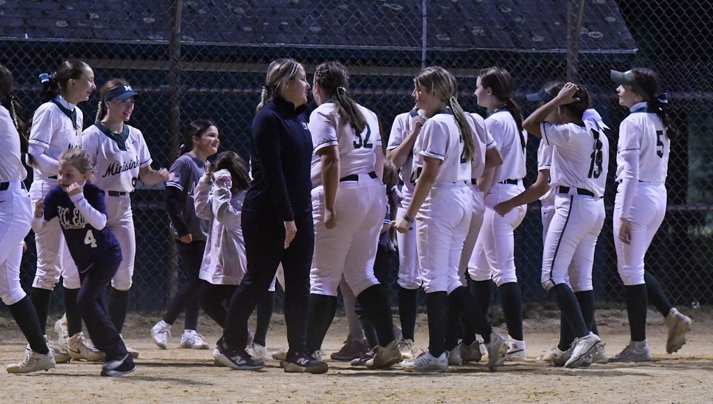 softball players