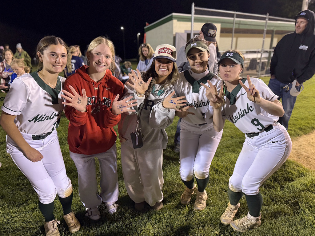 softball players