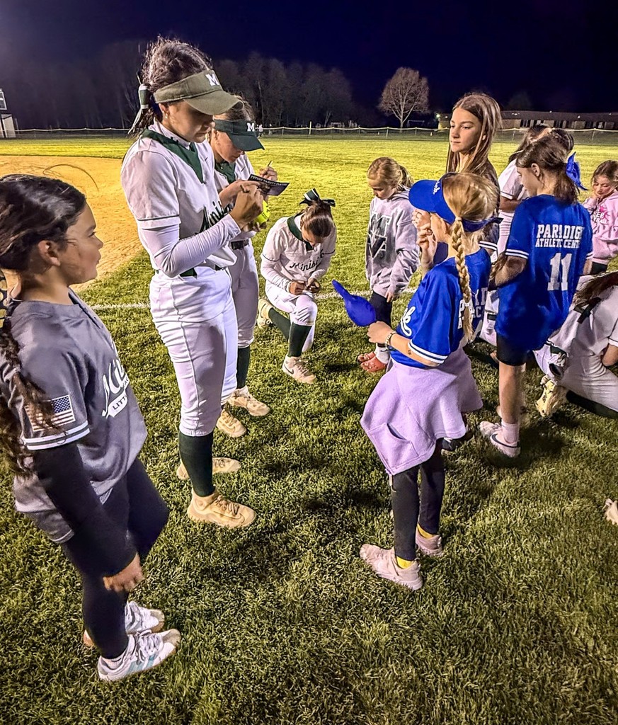 softball players