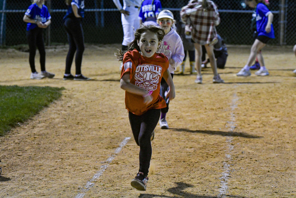softball players
