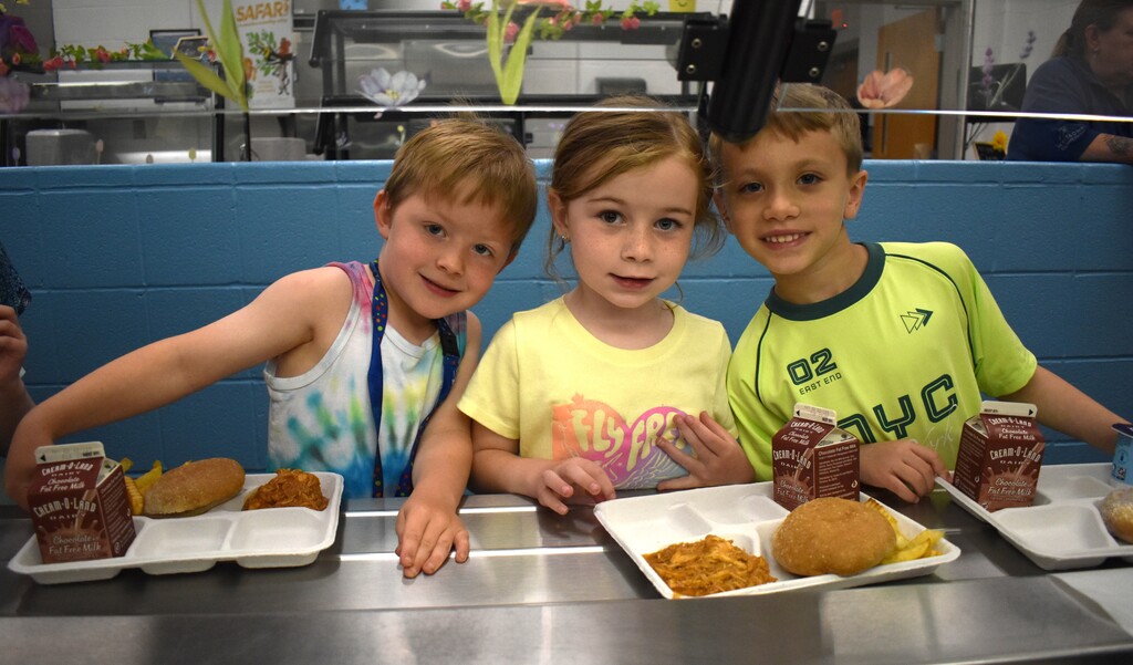 kids at lunch