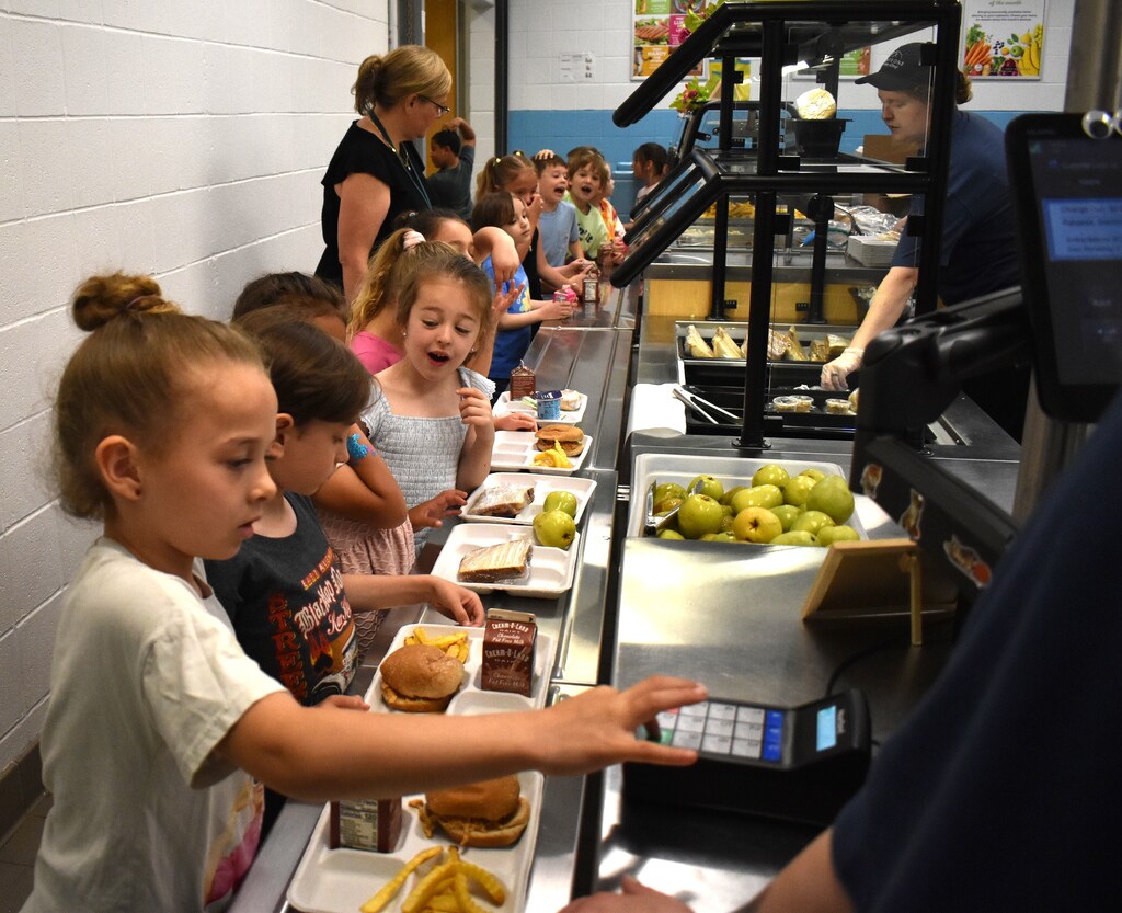 kids at lunch