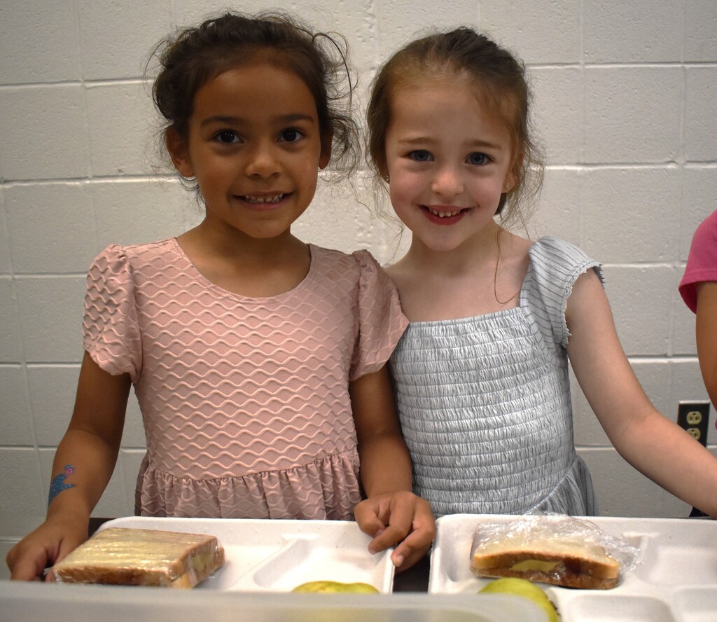 kids at lunch