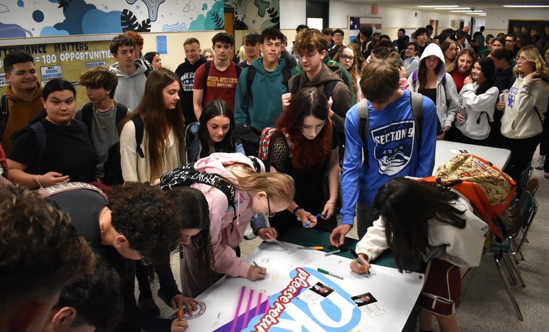 students signing banner