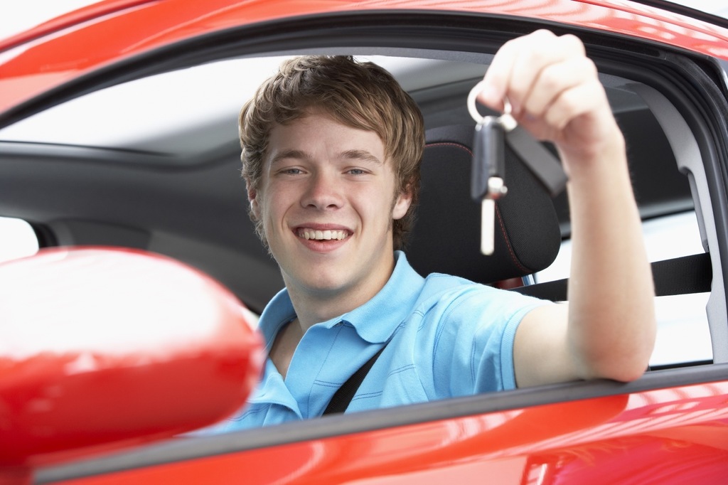 teen-holding-car-keys