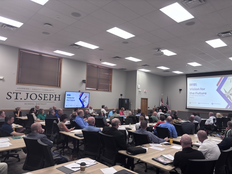 Photo of a room full of school leaders.