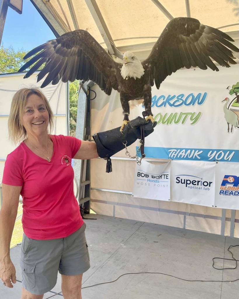 Susan Clements and Leuco the Eagle of the Environmental Studies Center