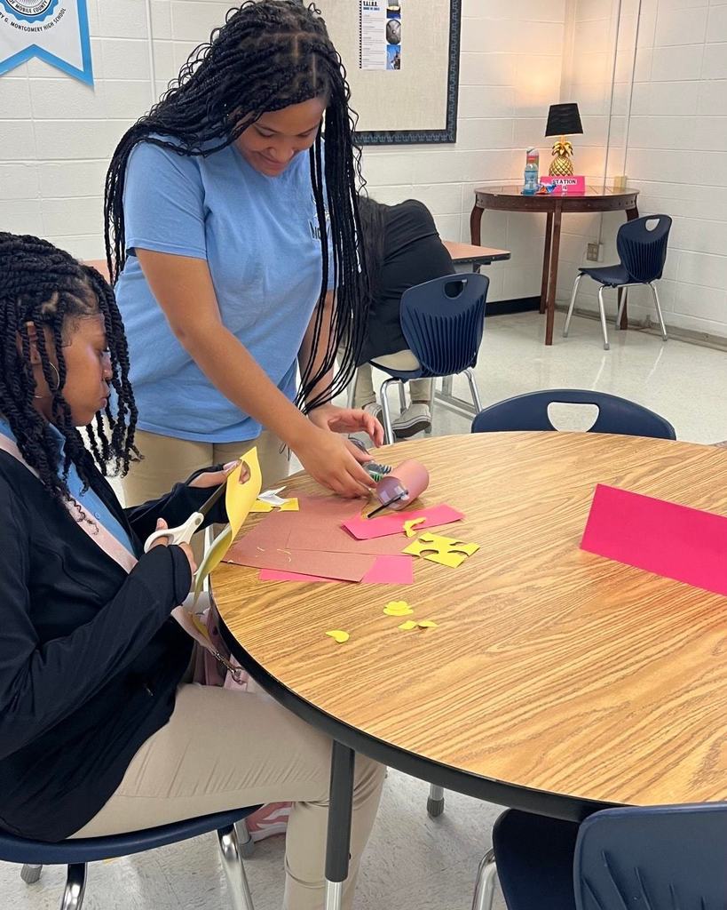 Students working together to complete the “Soft Skills & AI – Building Together” challenge.