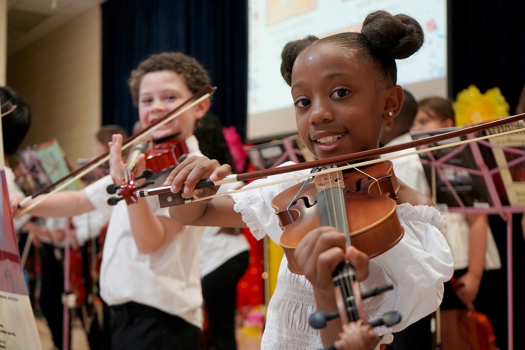 Two students playing violin