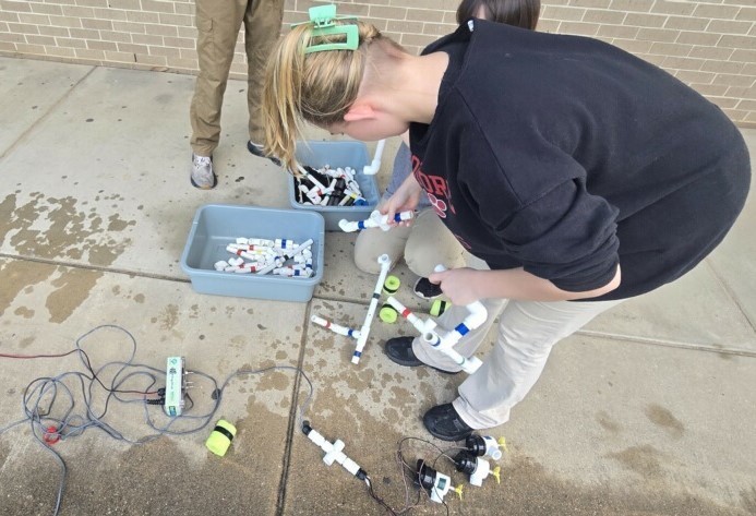 Making preparations for the underwater robot project. 