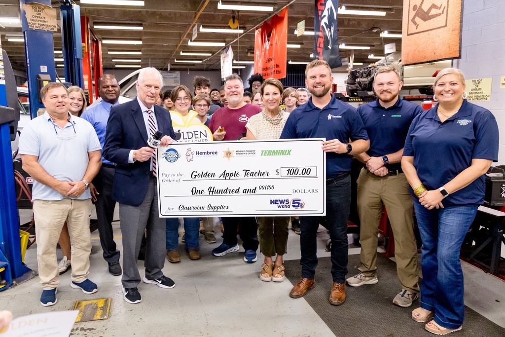 WKRG News 5: Golden Apple Teacher group picture
