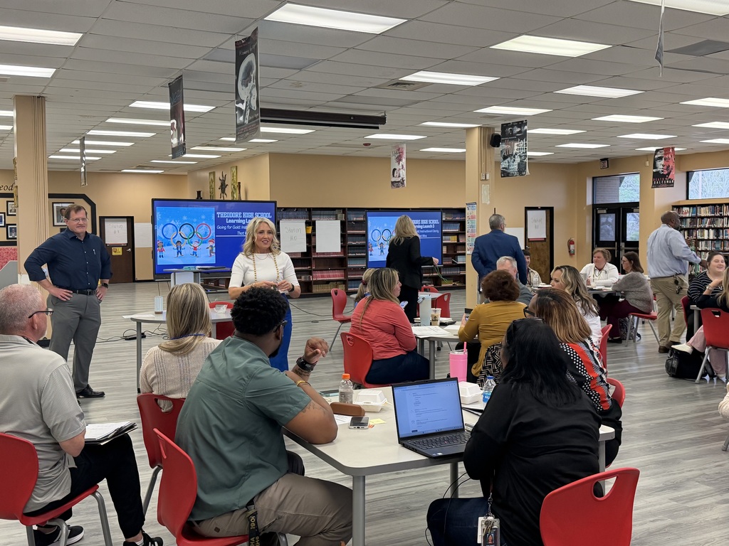 Teachers prepare for the group drawing activity that focuses on clarity of instructions. 