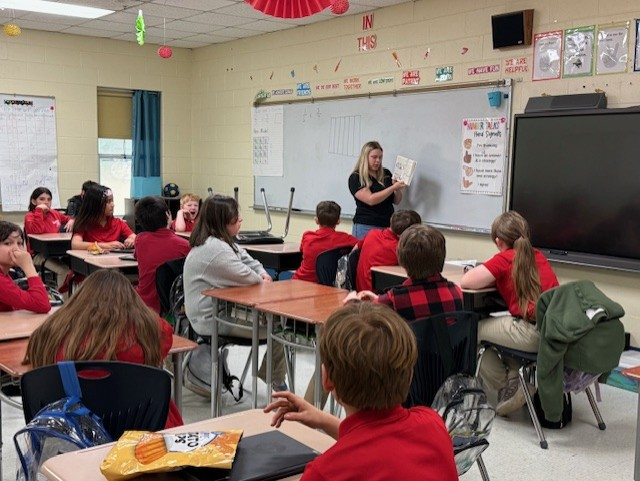 5th grade class with Evonik reader