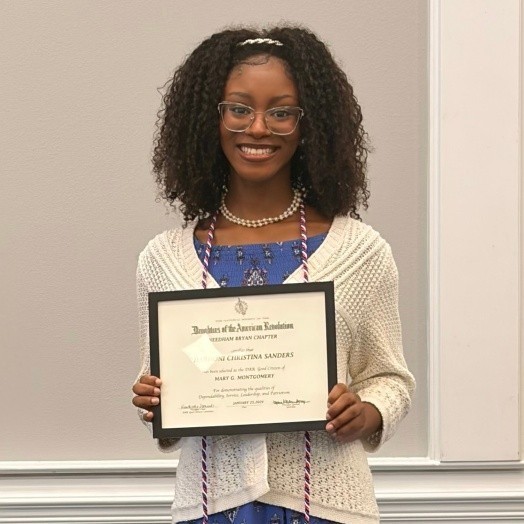 Senior Harmoni Sanders was awarded the Daughters of the Revolution Good Citizen Award.
