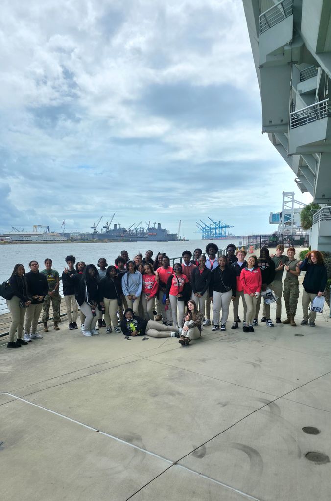 A group picture of all of the students outside of the Maritime Museum.