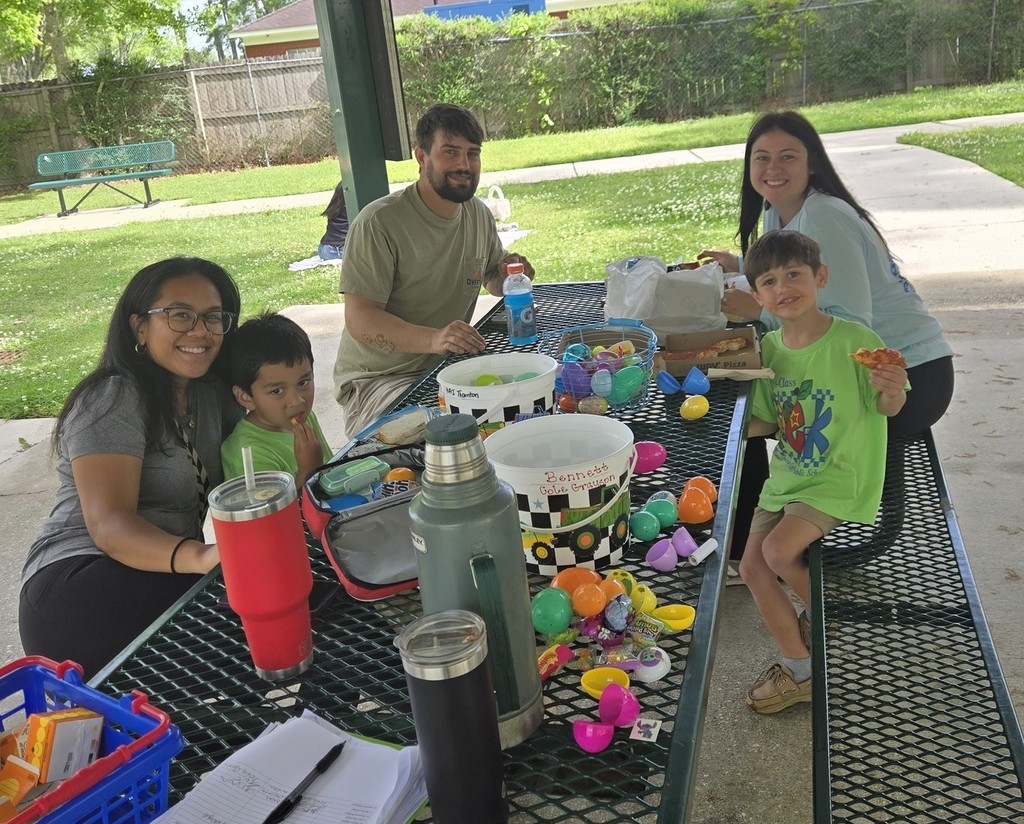 Mary Montgomery Pre-K students enjoy lunch with their parents at a picnic table