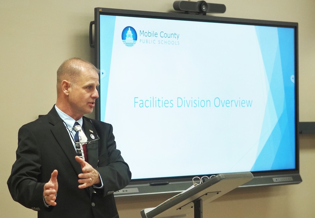 Mike Griswold speaks to the class