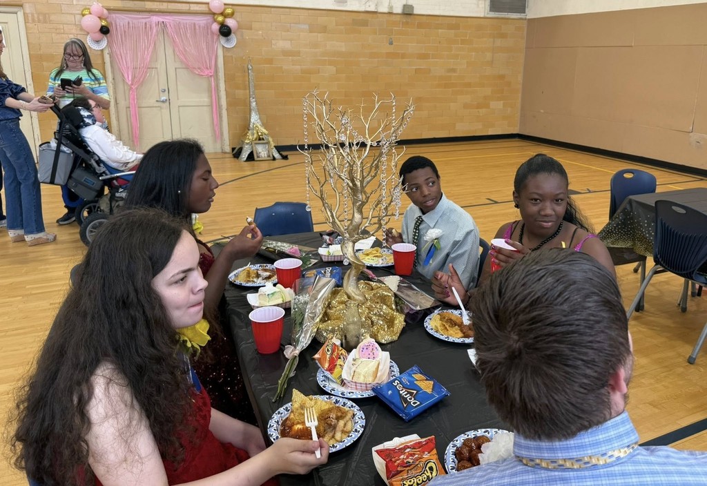 Murphy students eating at a table in the gymnasium