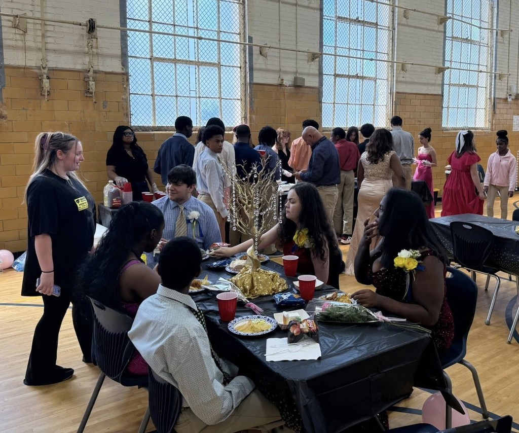 Murphy High School students eating at a table in the gymnasium