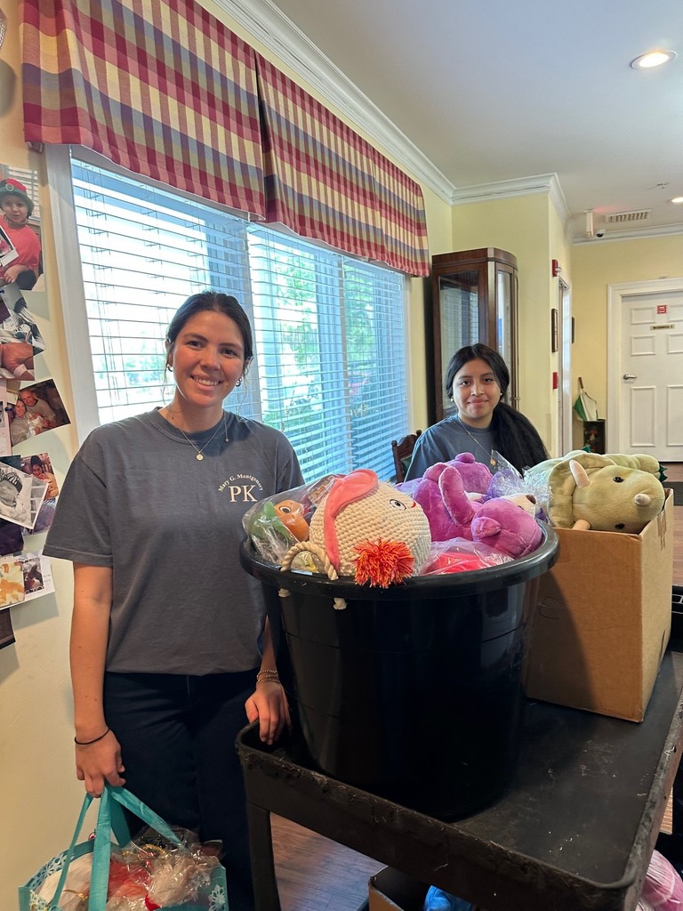 Senior members of our Rho Kappa Honor Society volunteering at Ronald McDonald House.